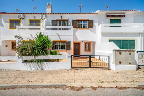 Property building, Facade/entrance, Off site