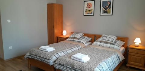 Bed, Bedroom, towels