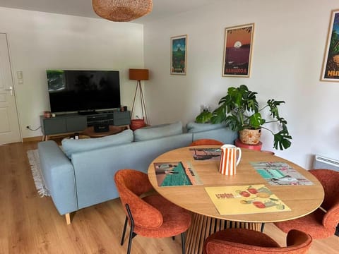 Communal lounge/ TV room, TV and multimedia, Living room, Seating area, Dining area