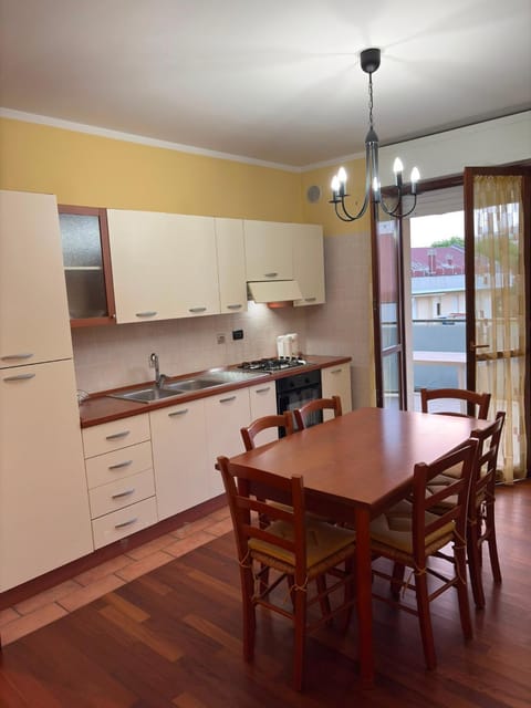 Kitchen or kitchenette, Dining area, stove