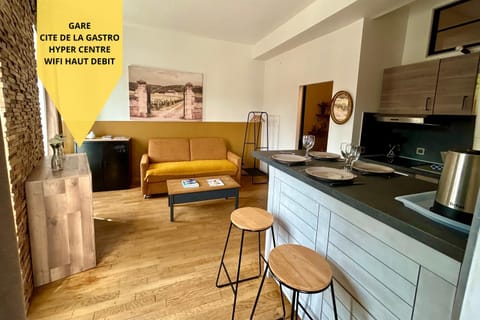 Kitchen or kitchenette, Seating area, Dining area