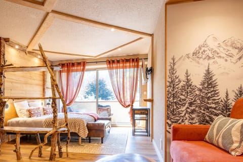 Bed, Living room, Photo of the whole room, Seating area, Bedroom