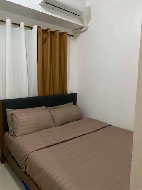 Bed, air conditioner