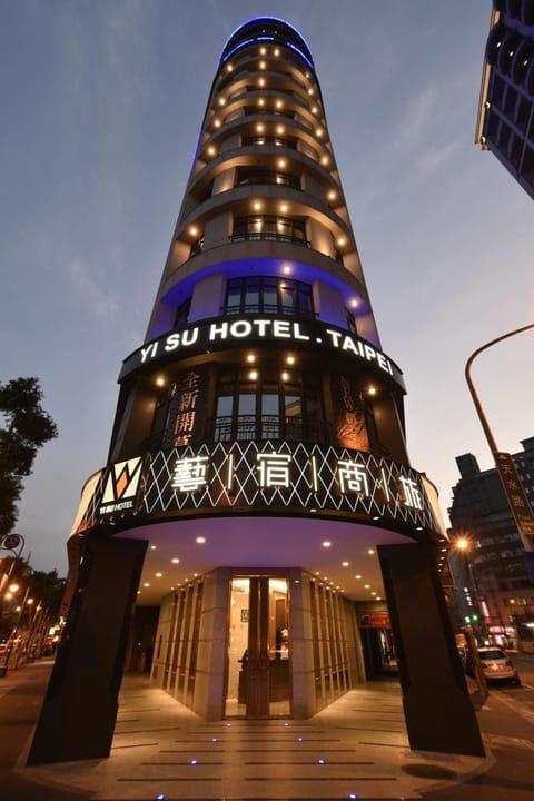 Nearby landmark, Facade/entrance