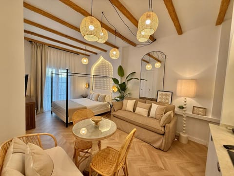 Bed, Photo of the whole room, Seating area, Dining area, Bedroom