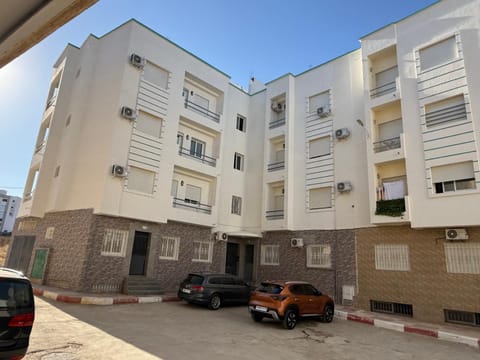 Property building, Day, Neighbourhood, Street view, Location, Parking