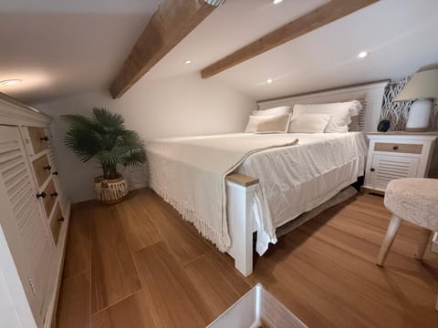 Bed, Kitchen or kitchenette, Bedroom