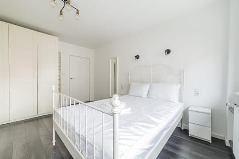 Bed, Photo of the whole room, Bedroom, towels, wardrobe