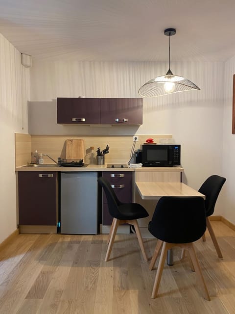 Kitchen or kitchenette, Seating area, Dining area, stove