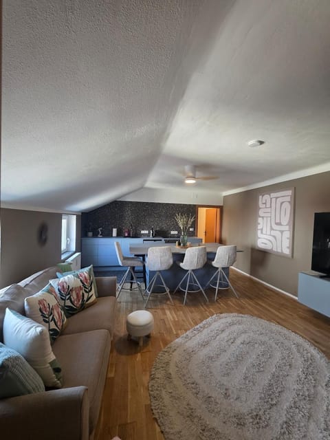 Communal lounge/ TV room, Kitchen or kitchenette, Living room, Seating area, Dining area