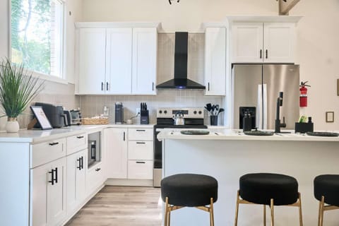 Coffee/tea facilities, Kitchen or kitchenette, Dining area, dishwasher, oven, stove, toaster