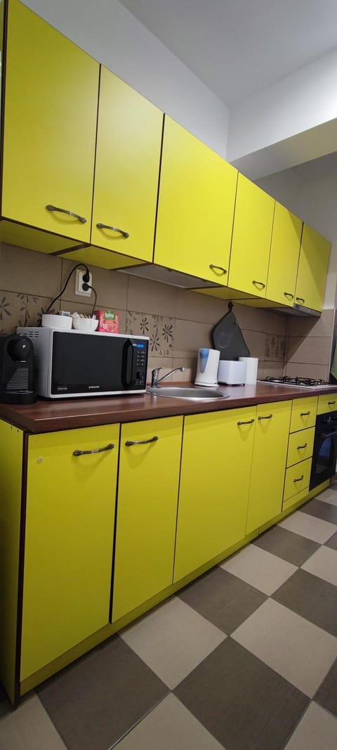 Coffee/tea facilities, Kitchen or kitchenette, oven, stove, toaster