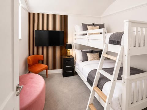 Bed, TV and multimedia, Living room, Photo of the whole room, Seating area, Evening entertainment, Bedroom, bunk bed