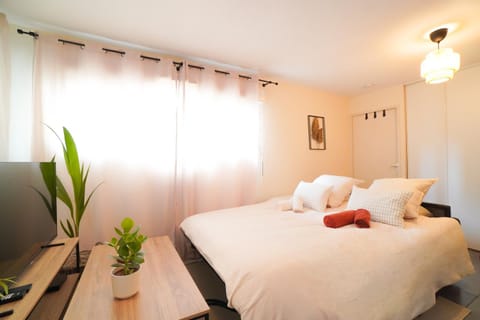 Bed, towels