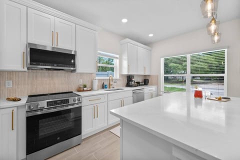 Coffee/tea facilities, Kitchen or kitchenette, dishwasher, oven, pet friendly, stove, toaster