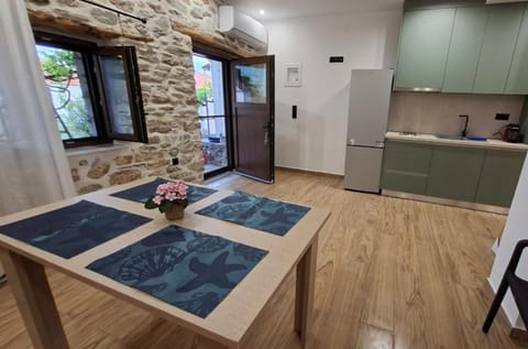 Kitchen or kitchenette, Dining area, oven