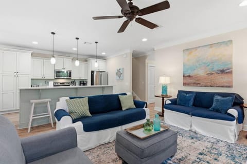 Kitchen or kitchenette, Living room, Seating area, Dining area, stove
