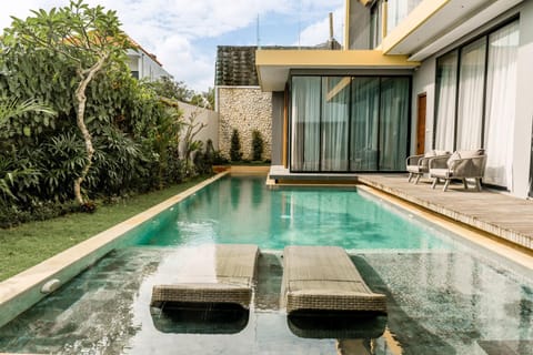 Property building, Patio, Day, Natural landscape, Garden, Garden view, Pool view, Swimming pool, Swimming pool, sunbed