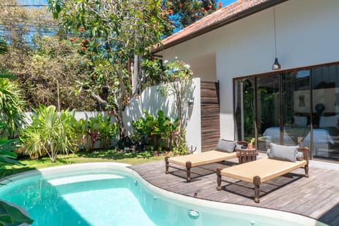 Property building, Day, Swimming pool, sunbed