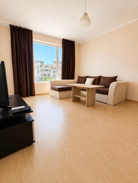 Communal lounge/ TV room, TV and multimedia, Living room, Seating area, Evening entertainment