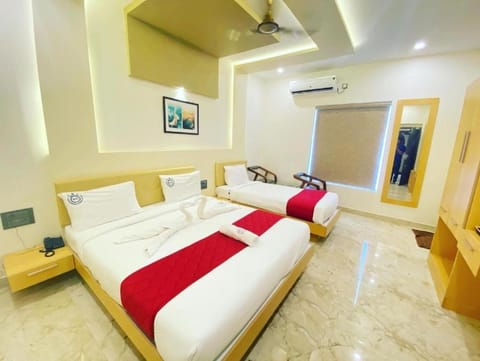 Bed, Living room, Bedroom, towels, air conditioner