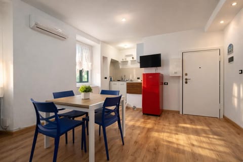 TV and multimedia, Kitchen or kitchenette, Living room, Seating area, Dining area