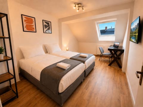 Bed, TV and multimedia, Photo of the whole room, Bedroom, internet