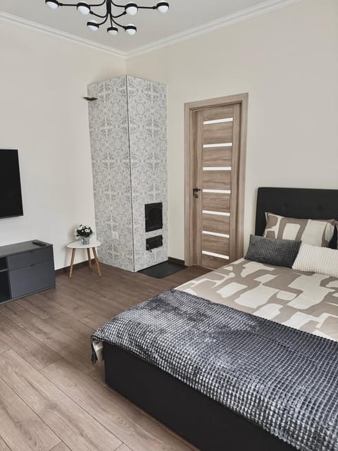 Bed, TV and multimedia, Photo of the whole room, Bedroom