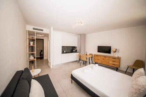 Communal lounge/ TV room, Bed, TV and multimedia, Kitchen or kitchenette, Living room, Photo of the whole room, Seating area, Evening entertainment, Bedroom, hair dresser, wardrobe