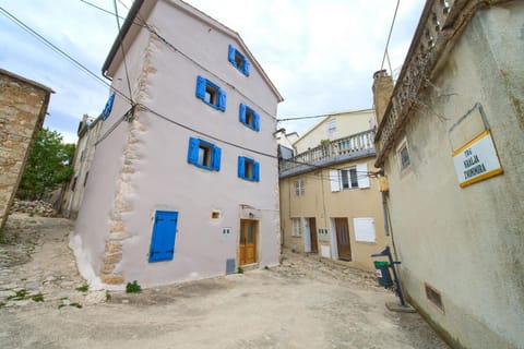 Property building, Day, Neighbourhood
