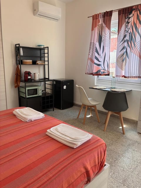 Bed, TV and multimedia, Photo of the whole room, Seating area, Dining area, Bedroom, air conditioner