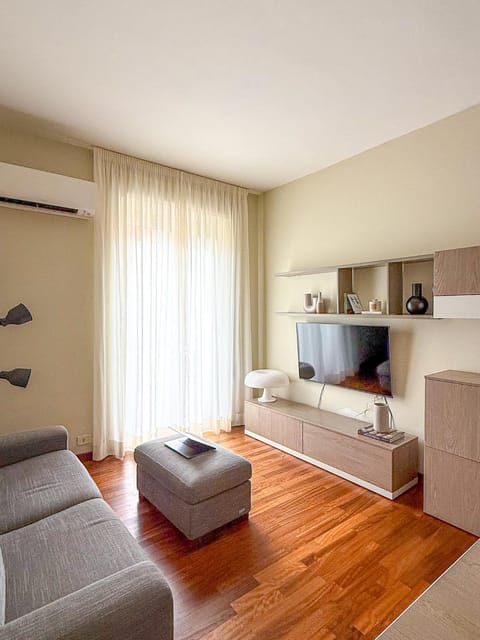 Bed, TV and multimedia, air conditioner
