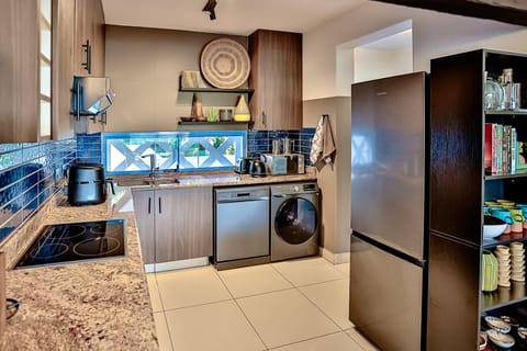 Coffee/tea facilities, Kitchen or kitchenette, dishwasher, oven, stove, toaster, washing machine, dryer