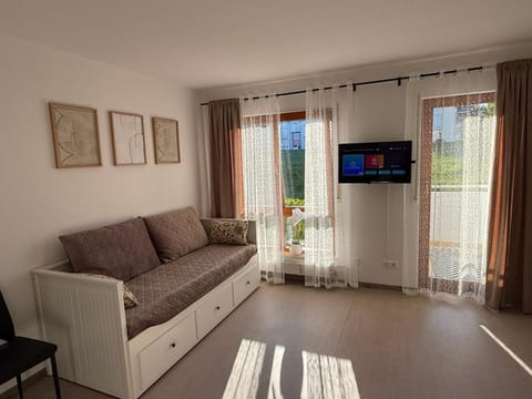 Communal lounge/ TV room, Living room, Seating area, Evening entertainment