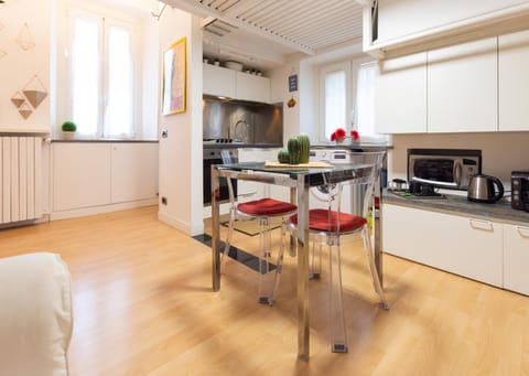 Coffee/tea facilities, Dining area, oven, stove