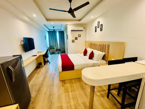 Bed, TV and multimedia, Photo of the whole room, Seating area, Bedroom