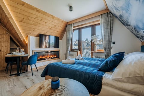 Bed, TV and multimedia, Photo of the whole room, Bedroom