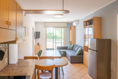 Kitchen or kitchenette, Living room, Seating area, Dining area, stove