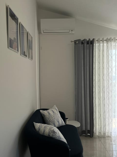 Living room, Seating area, air conditioner