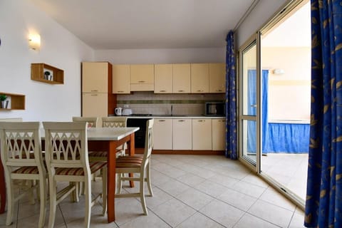 Kitchen or kitchenette, Living room, Seating area, Dining area, oven, stove