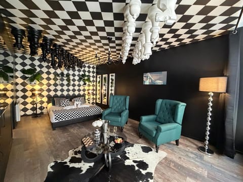 Bed, TV and multimedia, Seating area, Bedroom