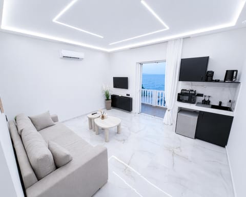 TV and multimedia, Kitchen or kitchenette, Living room, Evening entertainment
