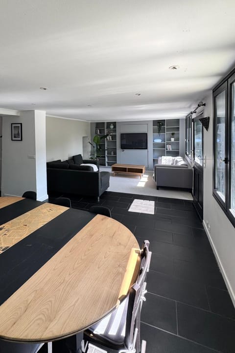 Communal lounge/ TV room, Library, TV and multimedia, Living room, Decorative detail, Seating area, Dining area, Garden view, Family, internet