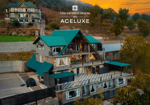 Property building, Patio, Natural landscape, Bird's eye view, Garden, Balcony/Terrace, Balcony/Terrace, Lobby or reception, Food, Mountain view, Mountain view, Meals, Breakfast, Lunch, Dinner, Sunrise, Sunset, Parking, furniture, internet, internet, room service
