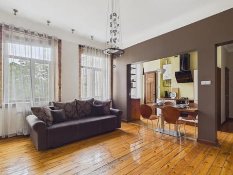 Kitchen or kitchenette, Living room, Seating area, Dining area