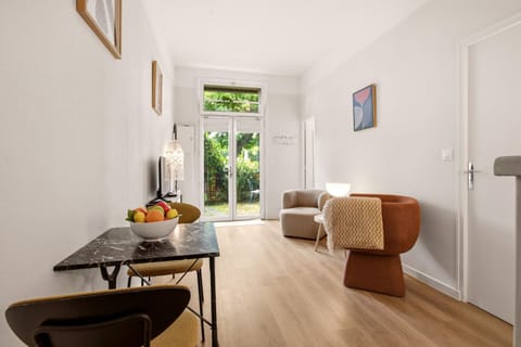 TV and multimedia, Kitchen or kitchenette, Living room, Seating area, Dining area