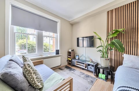 Bed, TV and multimedia, Living room, Other, Photo of the whole room, Seating area, Bedroom