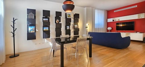 TV and multimedia, Living room, Seating area, Dining area