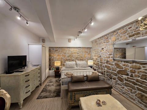 Bed, TV and multimedia, Living room, Seating area, Bedroom