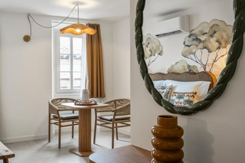 Living room, Decorative detail, Seating area, Dining area